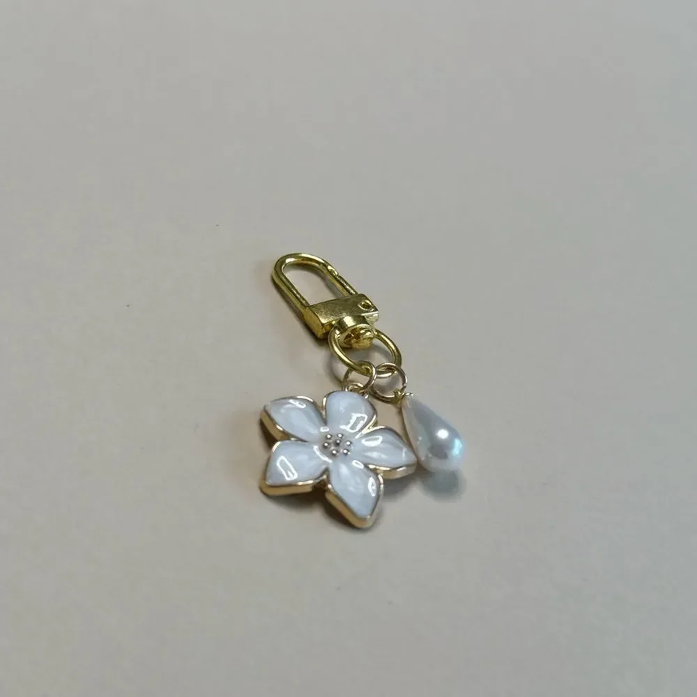 White Flower keychain S1052